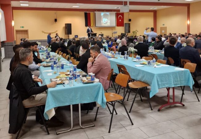 Karlsruhe Başkonsolosu Mahmut Niyazi Sezgin Bruchsal’da iftar yemeği verdi.